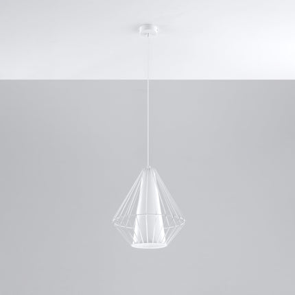 Suspension Demi blanche en acier au-dessus d'une table à manger