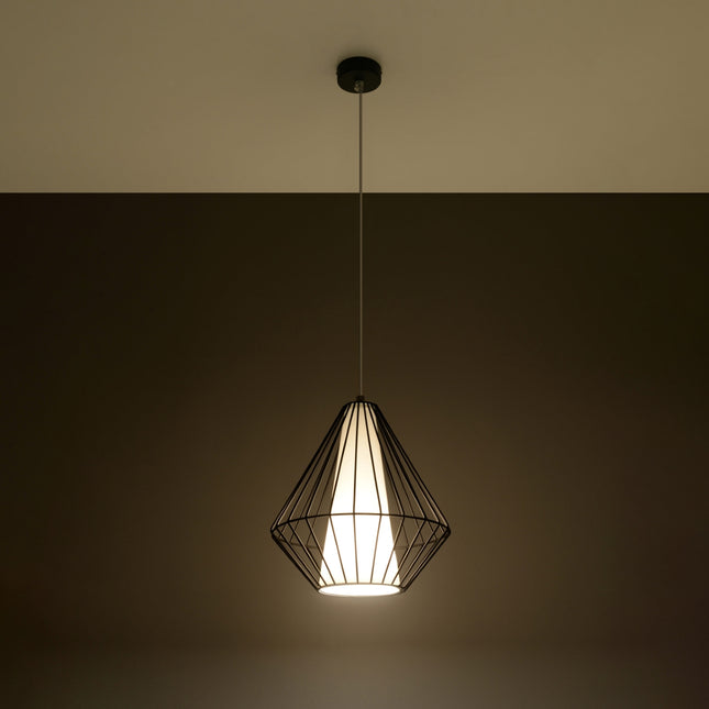 Suspension Demi noire à abat-jour conique dans un salon moderne