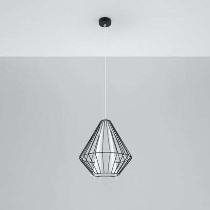 Suspension Demi noire en acier au-dessus d'une table à manger