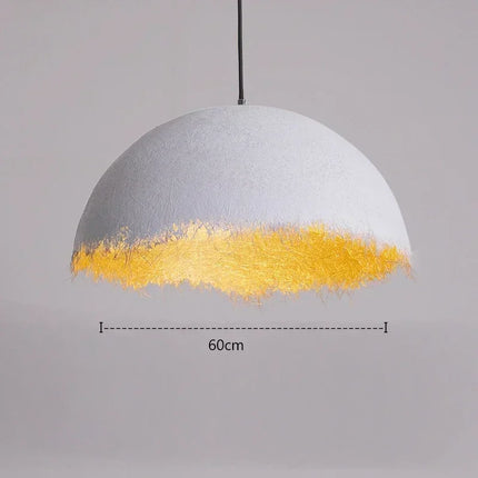 Suspension demi-lune en résine disponible en gris et blanc, équipée d'une ampoule LED pour un éclairage moderne et économe.
