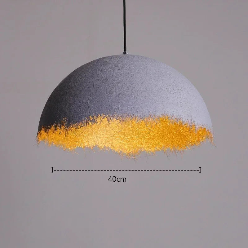 Suspension demi-lune en résine avec éclairage LED, offrant une ambiance moderne et apaisante dans une chambre.