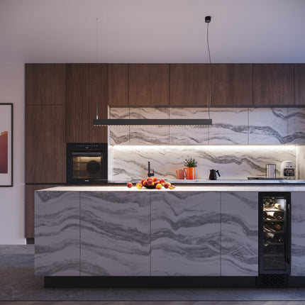 Suspension Design Poutre noire allumée au-dessus d'un îlot de cuisine moderne