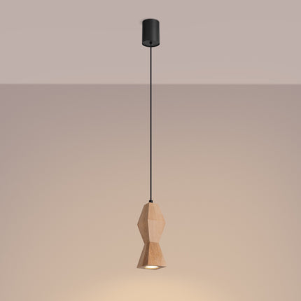 Suspension en bois de hêtre allumée diffusant un halo chaud sur un mur beige