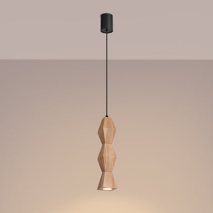 Suspension en bois de hêtre allumée diffusant un halo chaud sur un mur beige