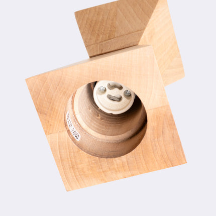 Vue de dessous de la suspension, douille GU10 au fond du cône en bois