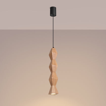 Suspension en bois de hêtre allumée diffusant un halo chaud sur un mur beige