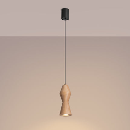 Suspension en bois de hêtre allumée diffusant un halo chaud sur un mur beige