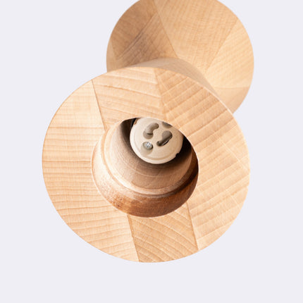 Vue de dessous de la suspension, douille GU10 au fond du cône en bois