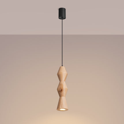 Suspension en bois de hêtre allumée diffusant un halo chaud sur un mur beige