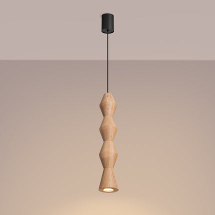 Suspension en bois de hêtre allumée diffusant un halo chaud sur un mur beige