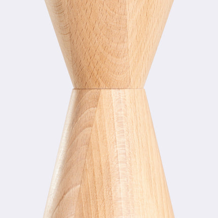 Macro de la taille du diabolo, jonction des deux cônes en bois de hêtre