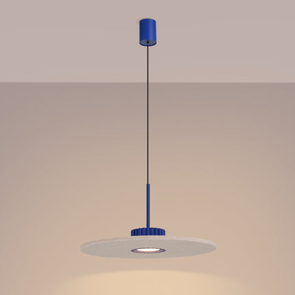 suspension disque de feutre beige à fût cannelé bleu outremer 40 cm, lumière allumée