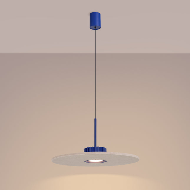 suspension disque de feutre beige à fût cannelé bleu outremer 40 cm, lumière allumée