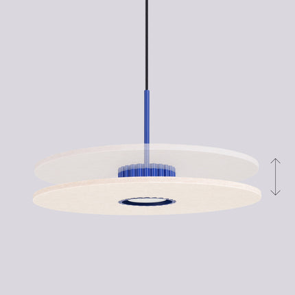 suspension disque de feutre beige à fût cannelé bleu outremer 40 cm, vue sur fond coloré