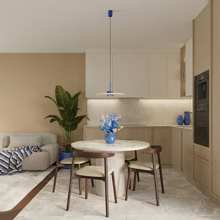 suspension disque de feutre beige à fût cannelé bleu outremer 40 cm, vue d'ambiance