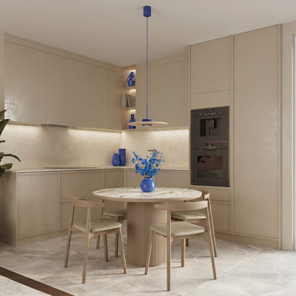 suspension disque de feutre beige à fût cannelé bleu outremer 40 cm, dans une pièce à vivre