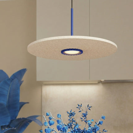 suspension disque de feutre beige à fût cannelé bleu outremer 40 cm, intérieur contemporain