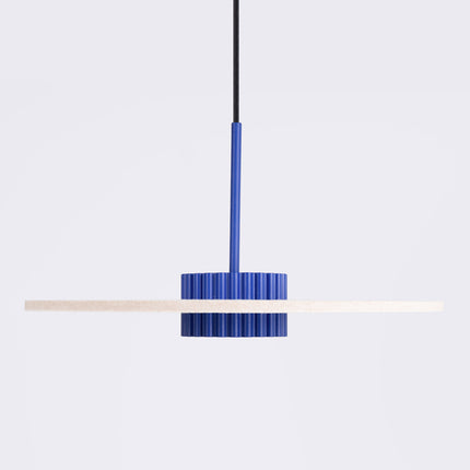 suspension disque de feutre beige à fût cannelé bleu outremer 40 cm, packshot de trois quarts