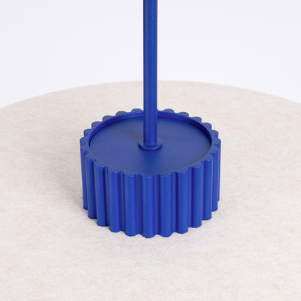 suspension disque de feutre beige à fût cannelé bleu outremer 40 cm, détail de la matière