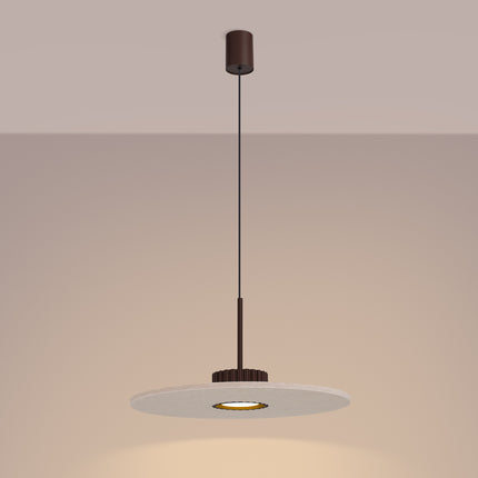 suspension disque de feutre beige à fût cannelé brun chocolat 40 cm, lumière allumée