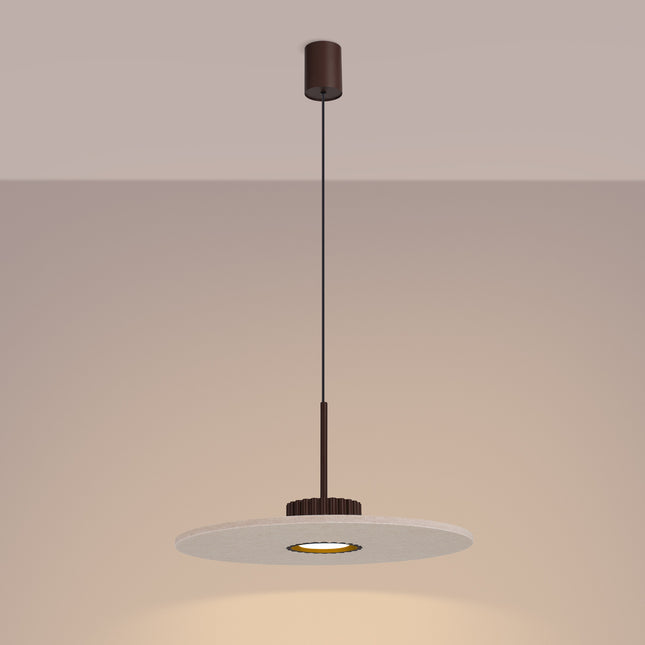 suspension disque de feutre beige à fût cannelé brun chocolat 40 cm, lumière allumée