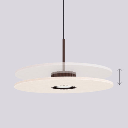 suspension disque de feutre beige à fût cannelé brun chocolat 40 cm, vue sur fond coloré