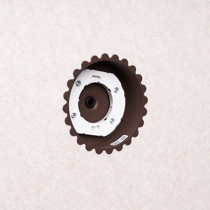 suspension disque de feutre beige à fût cannelé brun chocolat 40 cm, détail de la fixation