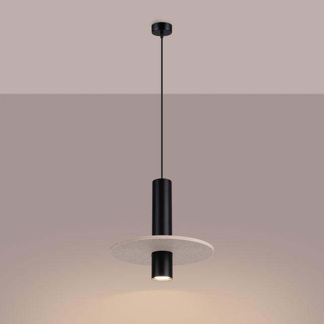 suspension disque de feutre beige et spot cylindrique noir 30 cm, lumière allumée