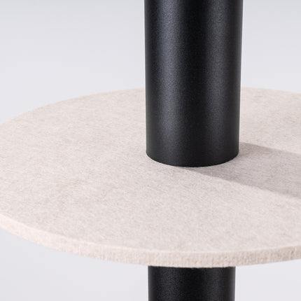 suspension disque de feutre beige et spot cylindrique noir 30 cm, vue sur fond coloré