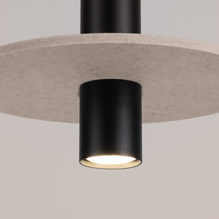 suspension disque de feutre beige et spot cylindrique noir 30 cm, packshot de trois quarts