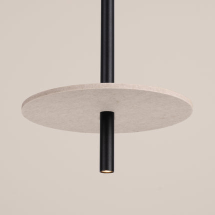 suspension disque de feutre beige et tube fin noir 30 cm, packshot de trois quarts