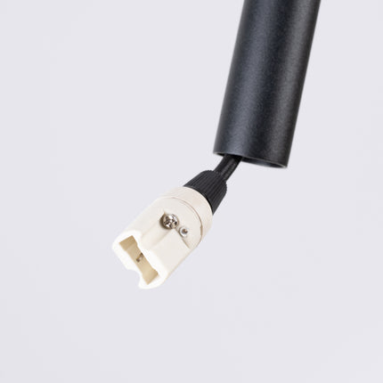 suspension disque de feutre beige et tube fin noir 30 cm, détail de la fixation