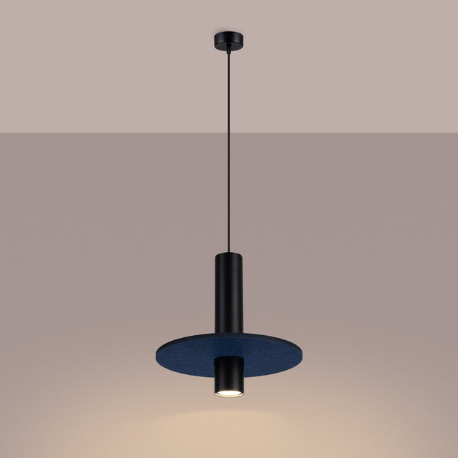 suspension disque de feutre bleu marine et spot cylindrique noir 30 cm, lumière allumée