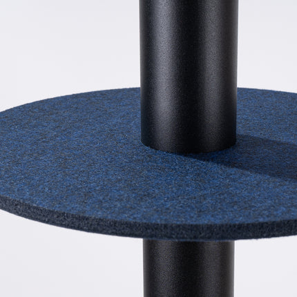 suspension disque de feutre bleu marine et spot cylindrique noir 30 cm, vue sur fond coloré