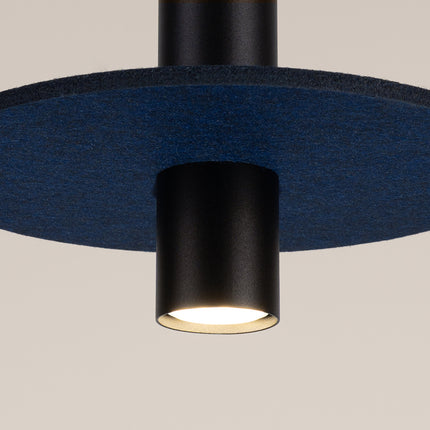 suspension disque de feutre bleu marine et spot cylindrique noir 30 cm, packshot de trois quarts