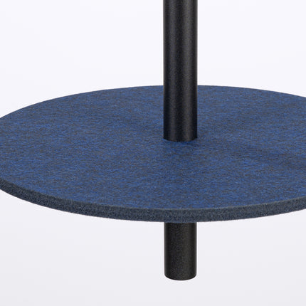 suspension disque de feutre bleu marine et tube fin noir 30 cm, vue sur fond coloré