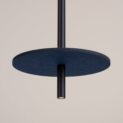 suspension disque de feutre bleu marine et tube fin noir 30 cm, packshot de trois quarts