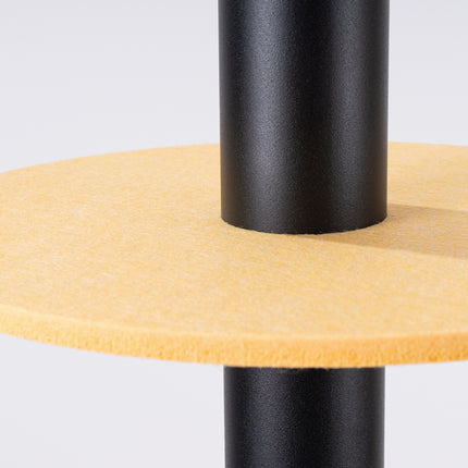 suspension disque de feutre jaune et spot cylindrique noir 30 cm, vue sur fond coloré