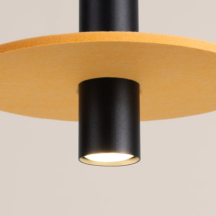 suspension disque de feutre jaune et spot cylindrique noir 30 cm, packshot de trois quarts