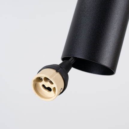 suspension disque de feutre jaune et spot cylindrique noir 30 cm, détail de la fixation