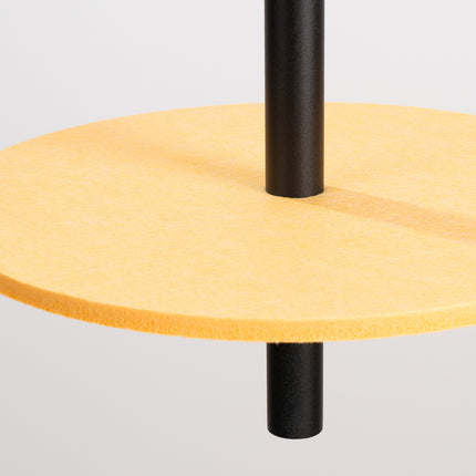 suspension disque de feutre jaune et tube fin noir 30 cm, vue sur fond coloré