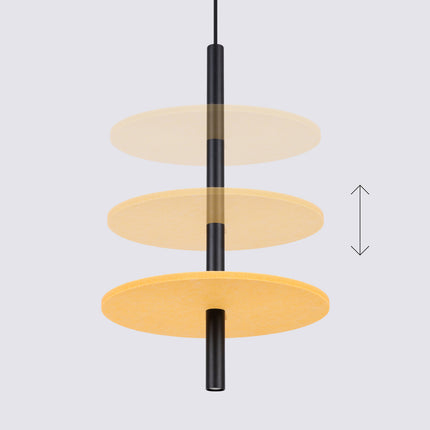 suspension disque de feutre jaune et tube fin noir 30 cm, vue de détail