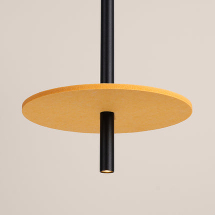 suspension disque de feutre jaune et tube fin noir 30 cm, packshot de trois quarts