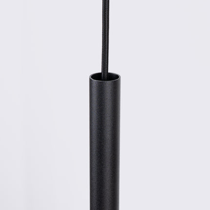 suspension disque de feutre jaune et tube fin noir 30 cm, détail de la matière