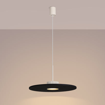 suspension disque de feutre noir à fût cannelé beige 40 cm, lumière allumée
