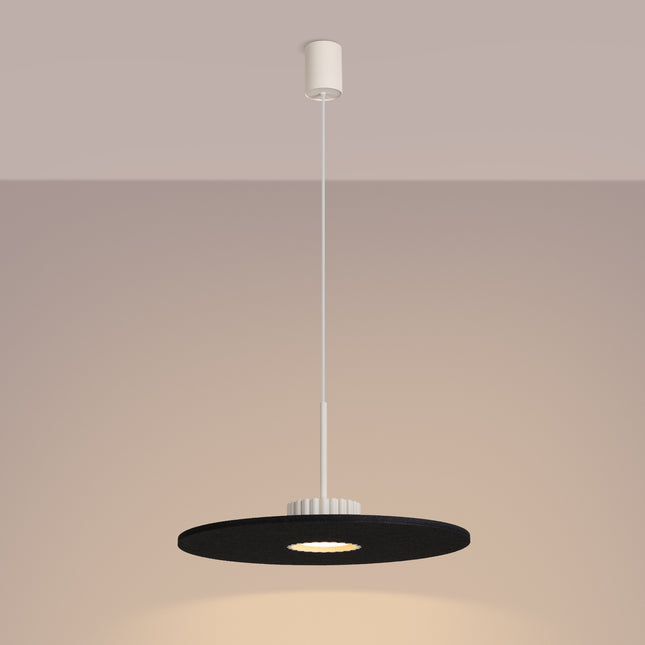suspension disque de feutre noir à fût cannelé beige 40 cm, lumière allumée