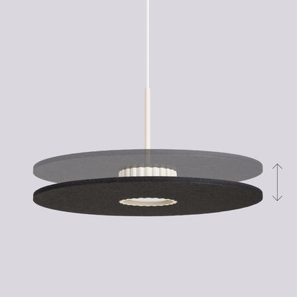 suspension disque de feutre noir à fût cannelé beige 40 cm, vue sur fond coloré