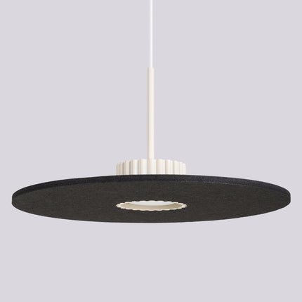 suspension disque de feutre noir à fût cannelé beige 40 cm, vue de détail