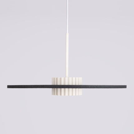 suspension disque de feutre noir à fût cannelé beige 40 cm, packshot de trois quarts