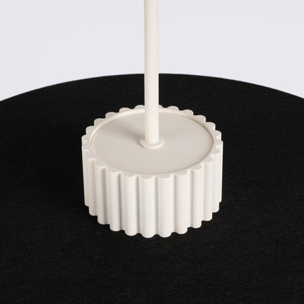 suspension disque de feutre noir à fût cannelé beige 40 cm, détail de la matière
